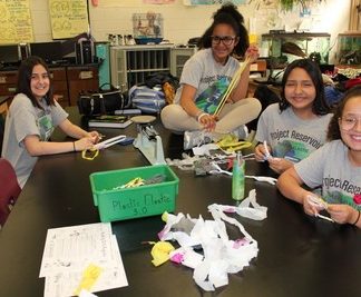 Estudiantes ganadores reciben dinero por defender la ecología en el Lexus Eco Challenge