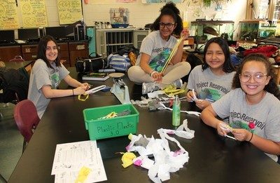 Estudiantes ganadores reciben dinero por defender la ecología en el Lexus Eco Challenge