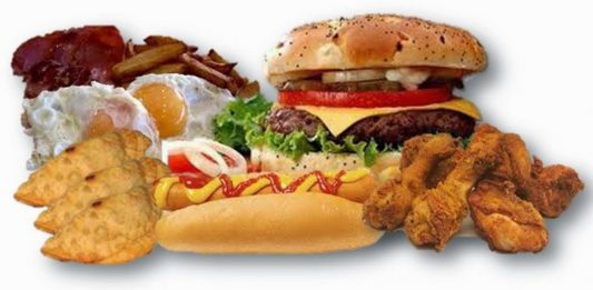 Evitar las comidas copiosas y ricas en calorías después de las 18:00