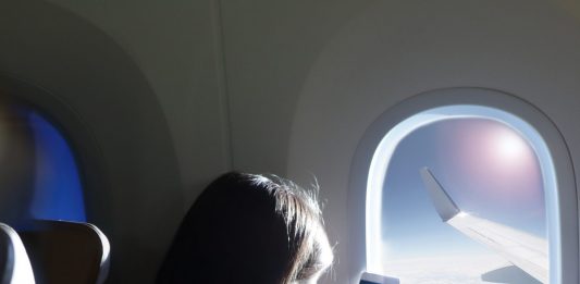 LA VERDADERA RAZÓN POR LA QUE NO DEBES RECUPERAR TU TELÉFONO SI CAE ENTRE LOS ASIENTOS DEL AVIÓN