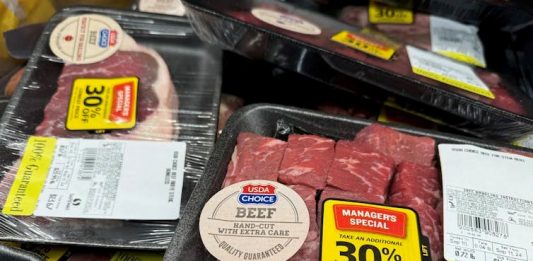 LAS TIENDAS DE COMESTIBLES QUE DONAN ALIMENTOS CADUCADOS, EN LUGAR DE DESECHARLOS O DESCONTAR LOS PRECIOS, OBTIENEN MAYORES GANANCIAS